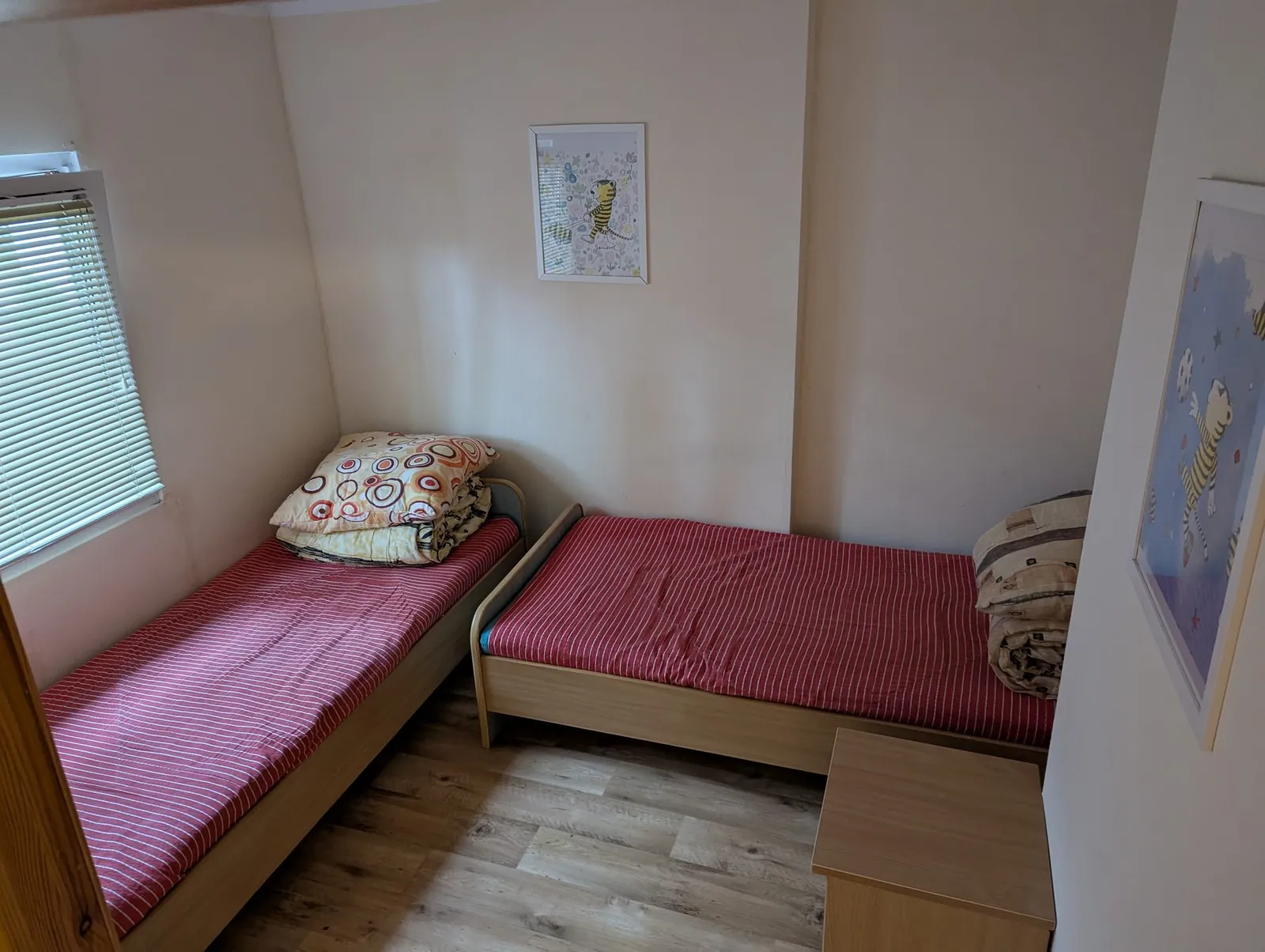Sypialnia z dwoma pojedynczymi łóżkami