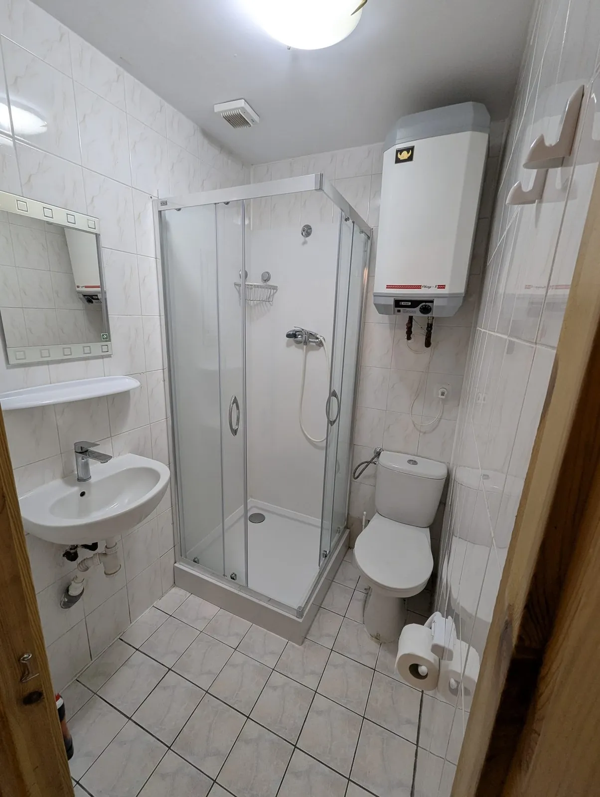 Łazienka z kabiną prysznicową, umywalką i WC