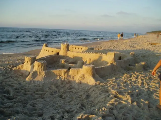 Zamek z piasku na plaży nad Bałtykiem